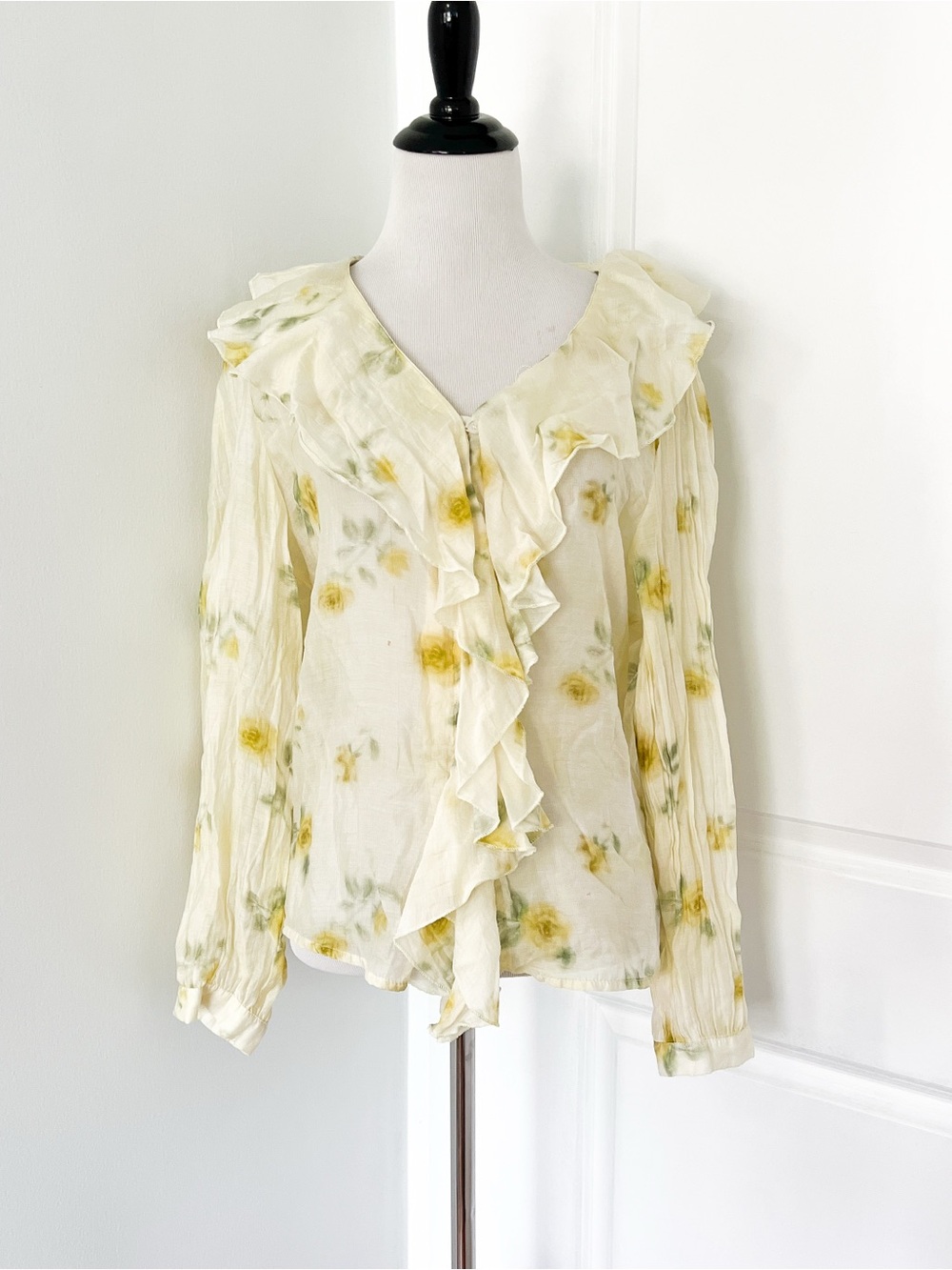 Thé Limon Ruffled V-Neck Floral Blouse in Cream and Yellow